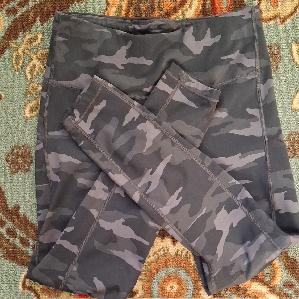 Athleta Ultimate Camo 7/8 Leggins in Black and Gray